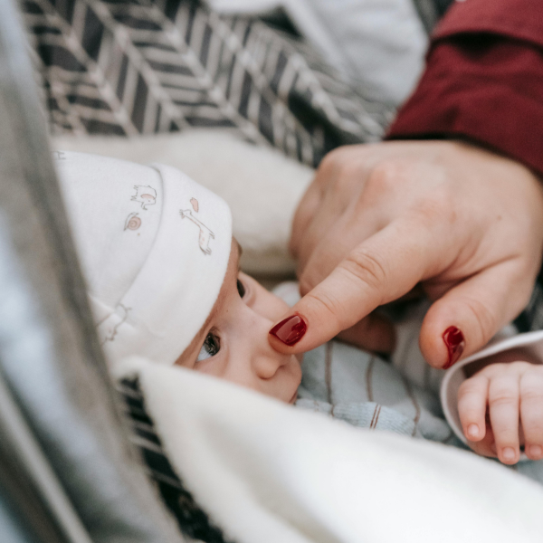 Maman qui touche le nez de son bébé