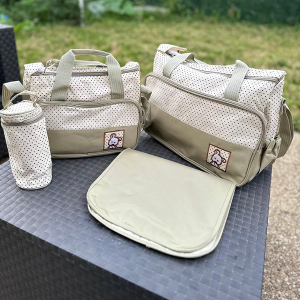 Ensemble sac à langer disposé sur une table dans un jardin